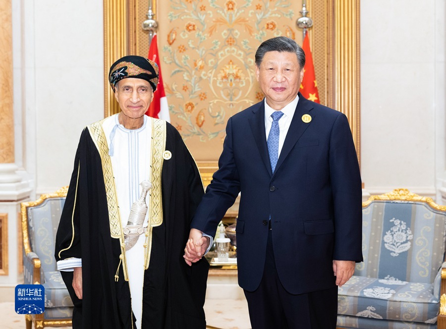 習(xí)近平會(huì)見(jiàn)阿曼內(nèi)閣副首相法赫德親王.jpg